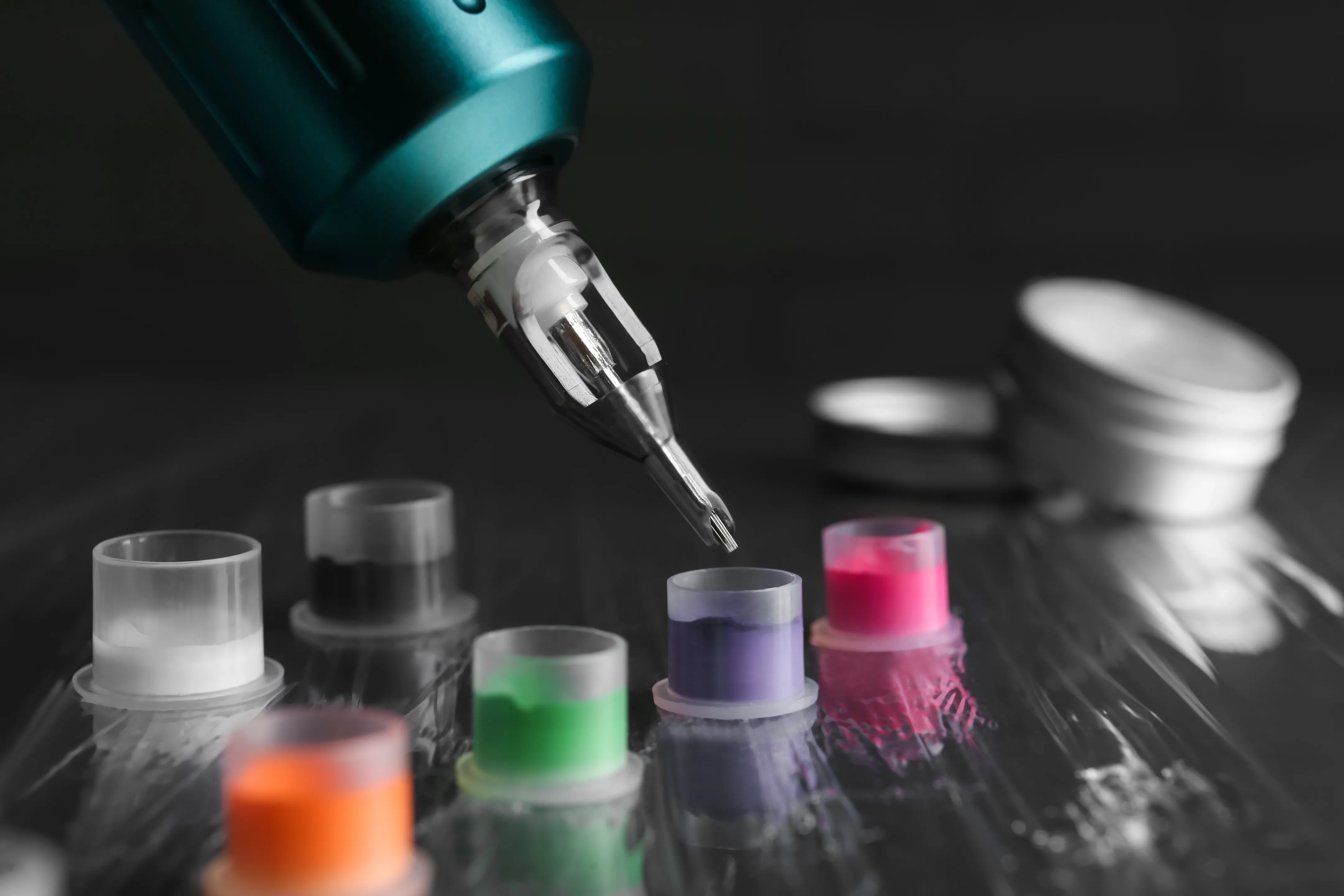 Tattoofarben und Nadeln im Tattoostudio – Materialien die DSGVO-konform verwaltet werden müssen