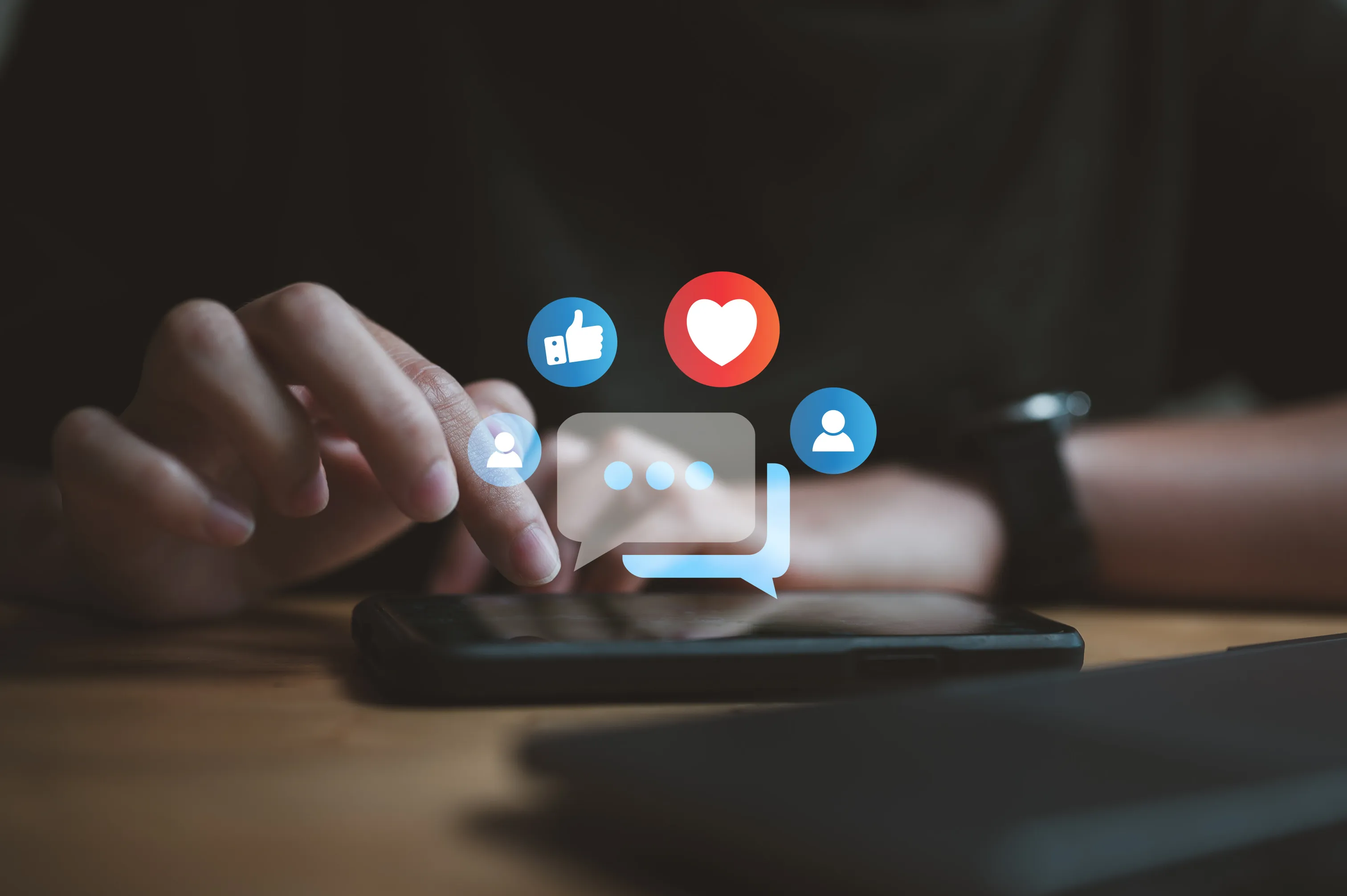 Tätowierer erstellt Social-Media-Content für Instagram und TikTok