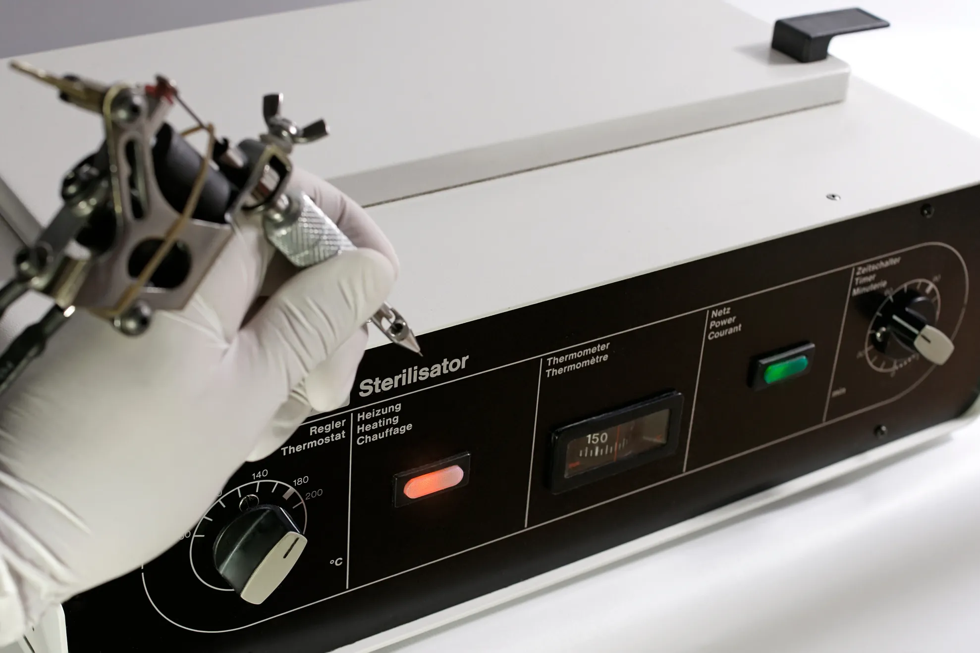 Hygienisch eingerichteter Tattoostudio-Arbeitsbereich mit sterilen Materialien