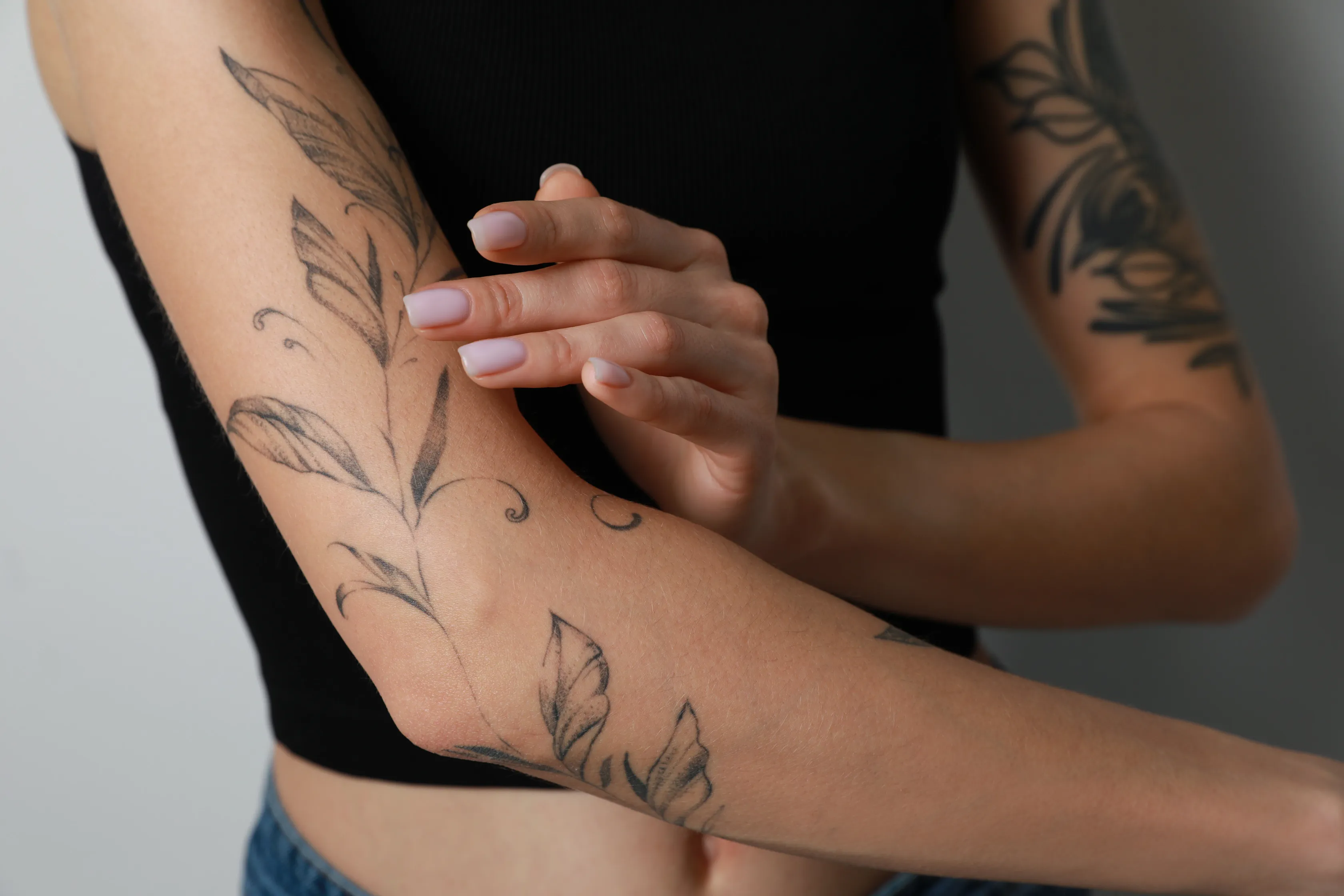 Nahaufnahme eines frischen Tattoos – Veröffentlichung auf Instagram erfordert Einwilligung